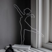 kvinnosiluett ståltrådsskulptur