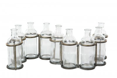 vaser i ställning vasformation flaskor på rad
